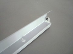 LED黑板燈支架、T8帶罩支架與LED日光燈支架 功能解析與應(yīng)用指南